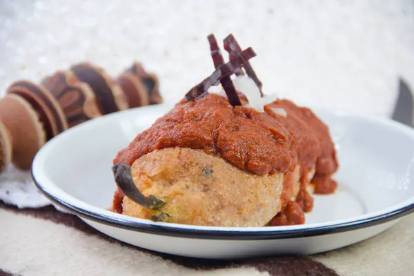 Baharatlı adobo soslu otantik Şili capeado, doldurulmuş poblano biberi ve chipotle sosu..