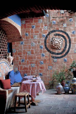 San Miguel de Allende 'de kahvaltı masası olan Meksika lüks çiftliği terası..