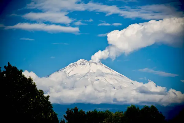 Meksika volkanı Popocatepetl Puebla, Meksika 'da bulutlu bir arazide.