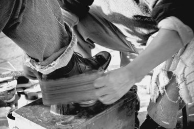 İspanyol bir adam ayakkabılarını parlatmaya çalışıyor..