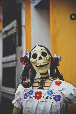 Oaxaca, Meksika 'da geleneksel bir Meksika elbisesi giyen ölü el yapımı kafatası günü..