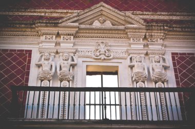 Puebla şehrinde barok tarzı balkon ve mimari, sömürge evi cepheleri yakın plan..