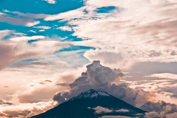 Puebla, Meksika 'daki Popocatepetl volkanı dramatik bir günbatımı gökyüzüne.