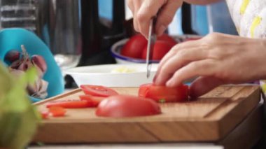 Kıdemli İspanyol kadın her gün taze kırmızı domatesleri doğruyor..