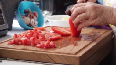 Kıdemli İspanyol kadın her gün taze kırmızı domatesleri doğruyor..