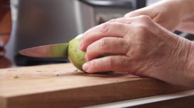 Meksika Meyve Oburluğu Ton Balığı İspanyol yaşlı bir kadın tarafından kesiliyor..