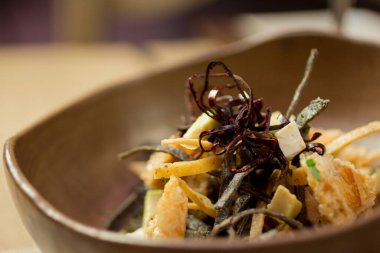 Kızarmış domuz derisi Chicharron 'lu gurme tortilla çorbası, taze peynir ve avokado, yakın plan..