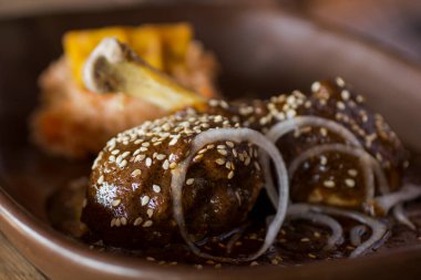 Buharda pilav ve susam tohumlu düğün için tavuk köftesi..