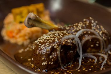 Düğün için poblano soslu kızarmış tavuk, yakın plan..