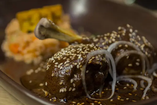 Düğün için poblano soslu kızarmış tavuk, yakın plan..