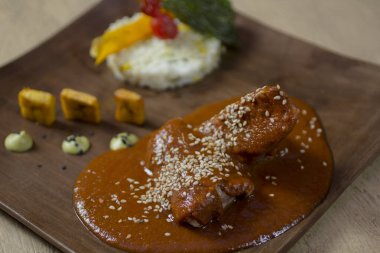 Meksika baharatlı Adobo sosu domuz pirzolası ve kızarmış susam tohumu, yüksek açılı manzara..