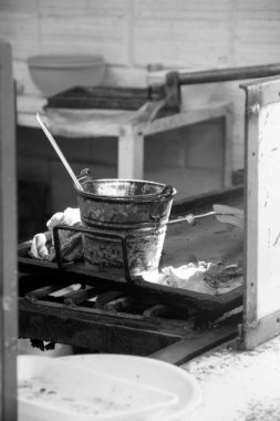 Marketin içinde sıradan bir Meksika restoranında mutfak gereçleri, monokrom yakın plan..