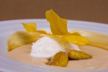 Modern kavrulmuş karamelli muzlu puding, hindistancevizli dondurma, güzel yemek tatlısı..