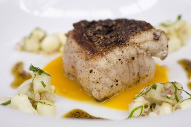 Baharatlı mango jöleli ızgara morina filetosu ve beyaz mısır salatası..