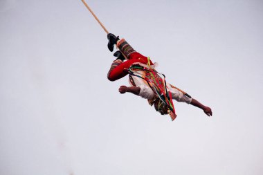 Papantla, Veracruz 'da otantik Meksikalı dansçı kolları açık bir şekilde uçuş ritüeli dansı yapıyor..