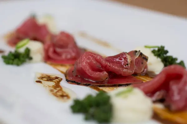 Biftek carpaccio 'ya yakın plan, hassas dokuyu vurguluyor..