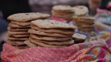 Taze tlaklar renkli bir Meksika sepetine istiflenmiş canlı sokak yemekleri aşçılık markaları için mükemmel..