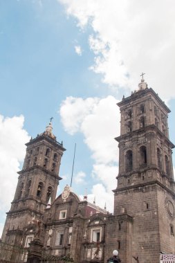 Görkemli Puebla Katedrali, sakin, dikkat dağıtmayan bir perspektiften karmaşık metal işçiliği ve mimari zarafeti vurguluyor..