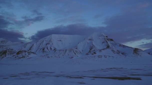Πολικό Νυχτερινό Τοπίο Στο Σβάλμπαρντ Χιονισμένο Χωράφι Και Χιονισμένα Βουνά — Αρχείο Βίντεο