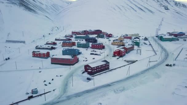 Flygfoto Över Longyearbyen Svalbard Vintern Med Färgglada Hus Snöklädda Berg — Stockvideo