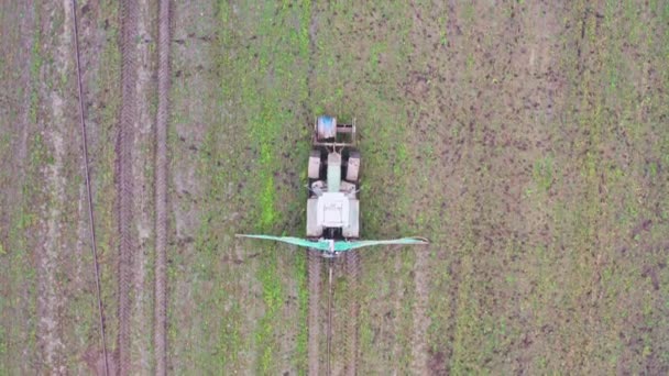 空中风景 拖拉机穿过田野 释放出农业肥料 农业方面的秋季工作 无人机画面 — 图库视频影像