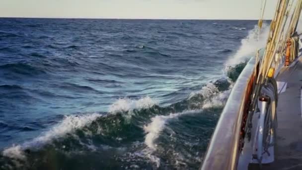 Zeilboot Zee Uitzicht Vanaf Het Dek Van Het Jacht Aan — Stockvideo