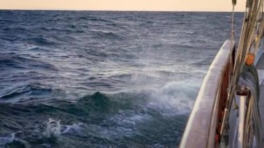 Denizde yelkenli. Pruvadaki yatın güvertesinden bak, yaklaş..
