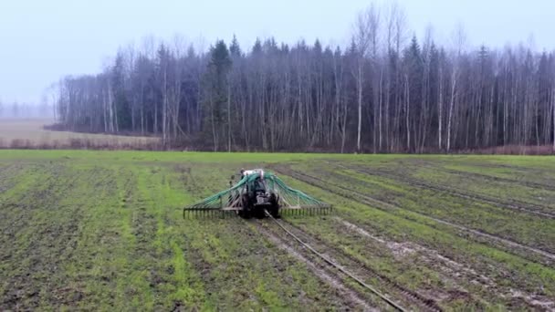 空中展望 トラクターは畑を通って農業用肥料を放出した 農業における秋の仕事 — ストック動画