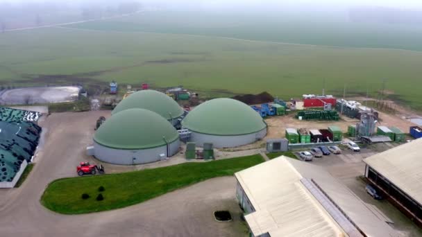从空中俯瞰沼气生产厂 从家庭 农业和食品工业废物中获取沼气生物甲烷 — 图库视频影像