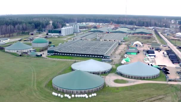 Letecký Pohled Prasečí Farmu Věžemi Sušení Zrna Bioplynem Moderní Komplex — Stock video