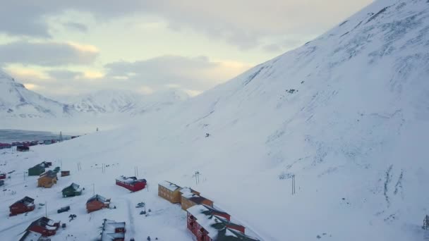 Повітряний Вид Лонгйїрб Юен Свальбард Взимку Барвистими Будинками — стокове відео