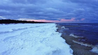 Kışın Baltık Denizi 'nin havadan görünüşü. Karlı bir sahil. Kışın Baltık Denizi 'nin insansız hava aracı görüntüleri.