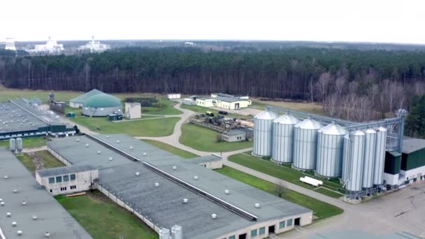 从空中俯瞰有谷物干燥塔和沼气厂的猪场 谷物干燥 清洁和储存的现代综合体 — 图库视频影像