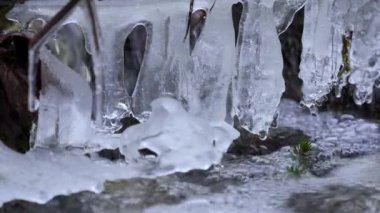 Kışın hızlı akan küçük bir nehir. İlkbaharda eriyen su. Küçük Nehirde Kış Dalgaları.