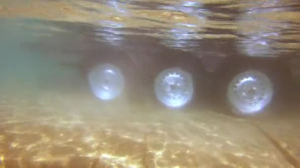 Bilens Släpvagnshjul Kör Havsbotten Undervattensskott Medelhavet Grekland Högkvalitativ Film — Stockvideo