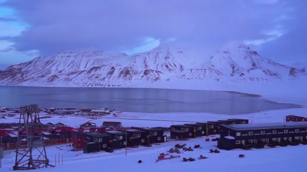 Aerial View Longyearbyen Svalbard Winter Colorful Houses Snow Capped Mountains — Stok video