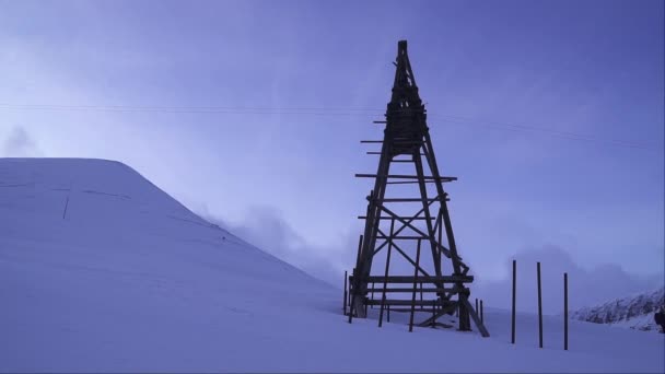 古い炭鉱の輸送ラインの遺跡と北極の風景 Longyber Svalbard — ストック動画