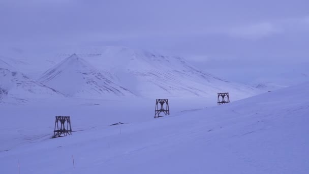 Arctisch Landschap Met Resten Van Oude Kolenmijn Transportlijn Langjaarbyen Spitsbergen — Stockvideo