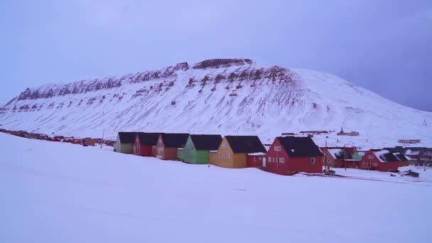 Longyearbyen Spitsbergen Norveç Takımadalarının Kar Kaplı Dağları Arasında Longyearbyen Svalbard — Stok video