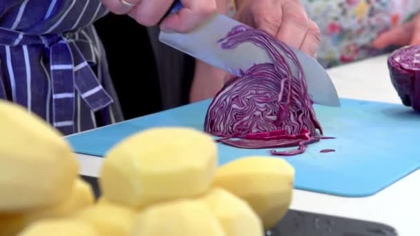 在厨房工作 厨师用刀切红菜 马铃薯去皮前景展望 — 图库视频影像
