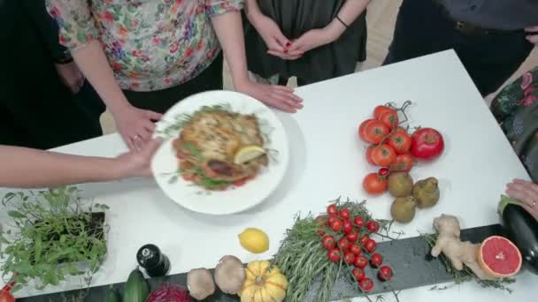 Bakad Kyckling Ugnen Kulinariska Studenter Luta Sig För Att Lukta — Stockvideo