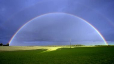 Fırtınadan sonra güzel bir gökkuşağı. Yüksek kalite 4k görüntü