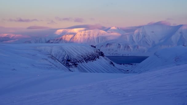 Longyearbyen Sun Setting Snowy Mountains Svalbard White Snowy Mountains High — Stock Video