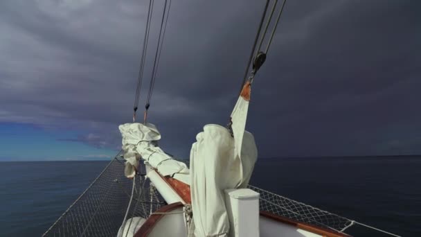 Sailing Waves Sailing Sailing Boat Sea View Deck — Vídeo de stock