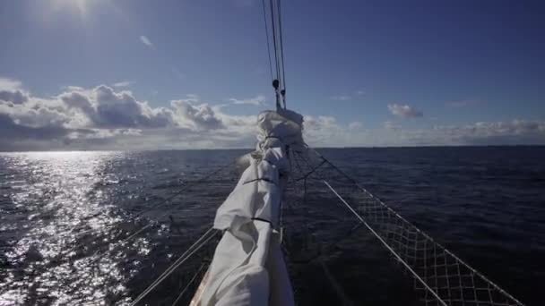 Пливе Крізь Хвилі Вітрильний Спорт Вітрильний Човен Морі Вид Палуби — стокове відео