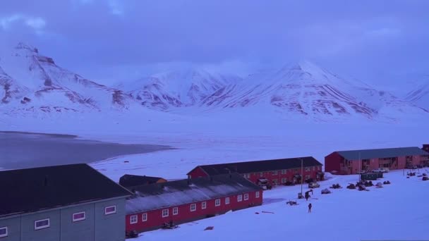 Longyearbyen Spitsbergen Small Town Snow Capped Mountains Colourful Houses — Stok video