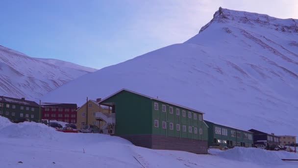 Longyearbyen Spitsbergen Small Town Snow Capped Mountains Colourful Houses — 图库视频影像