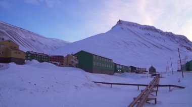 Longyearbyen, Spitsbergen, Small town among snow-capped mountains of the Norwegian archipelago of Svalbard Row of colourful chalet houses in Longyearbyen.