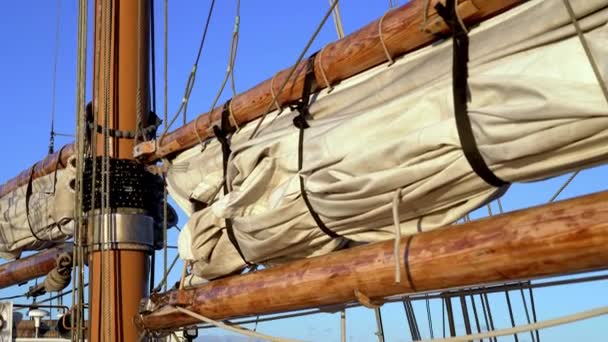 一艘老式的大木船在海上航行 用卷起的帆看游艇的船头 — 图库视频影像