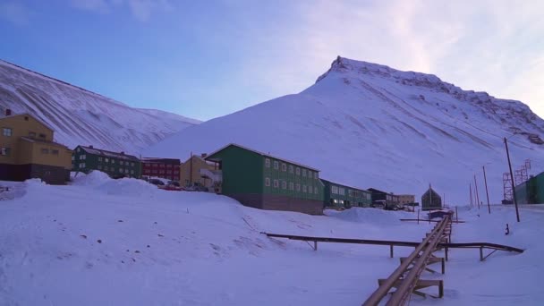 Longyearbyen Spitsbergen Małe Miasteczko Wśród Ośnieżonych Gór Norweskiego Archipelagu Svalbard — Wideo stockowe